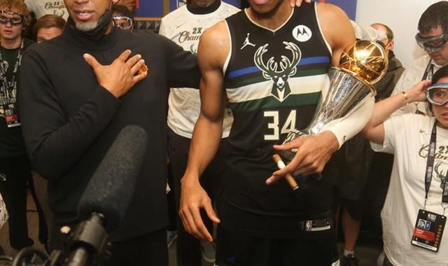 世界杯预选赛下载-运动家精神！字母哥夺冠后邀请蒙蒂来更衣室讲话